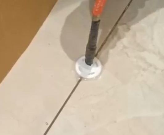 孝昌瓷砖空鼓维修公司专业解答瓷砖在铺贴过程中，如果没有涂抹均匀到位的粘结材料（如水泥砂浆或瓷砖胶），可能会导致以下问题